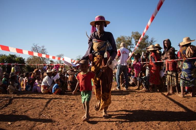Enregistrement des enfants lors d'une clinique mobile organisée par MSF à Ambaninato.