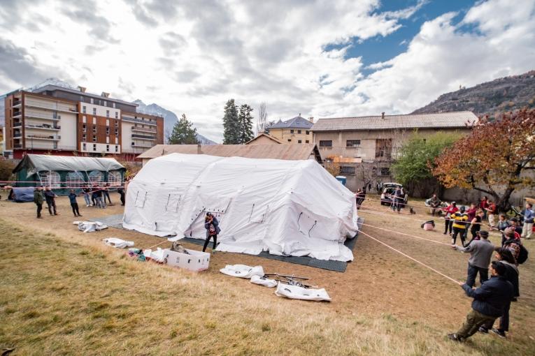 Montage du dispositif d'urgence déployé samedi 13 novembre 2021 à Briançon pour venir en aide aux personnes exilées.