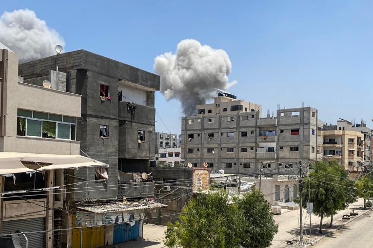 Photographie prise dans le camp de réfugiés de Nuseirat, lors des bombardements israéliens du samedi 8 juin 2024, Gaza, Palestine.