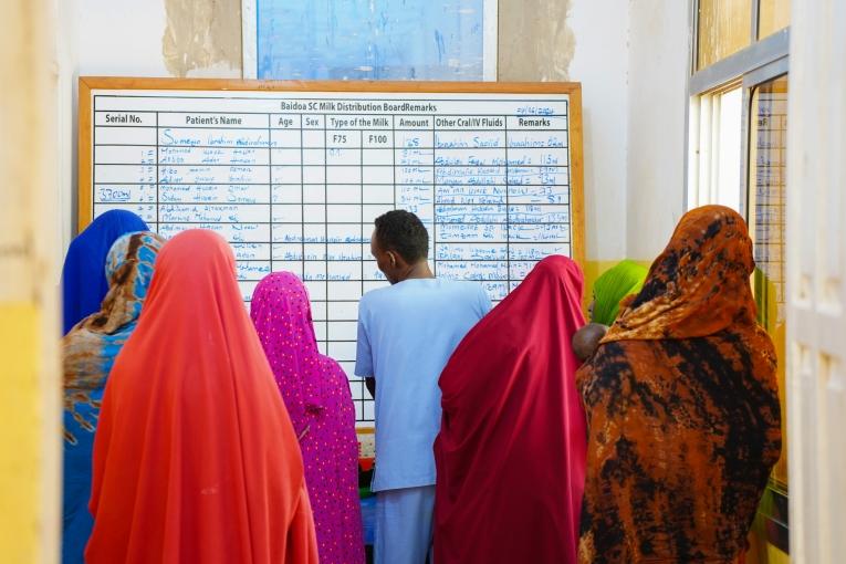 Des mères font la queue pour prendre le lait thérapeutique destiné   à leurs enfants souffrant de malnutrition à l'hôpital régional de Bay, Baidoa, en Somalie. ©Mohamed Ali Adan/MSF