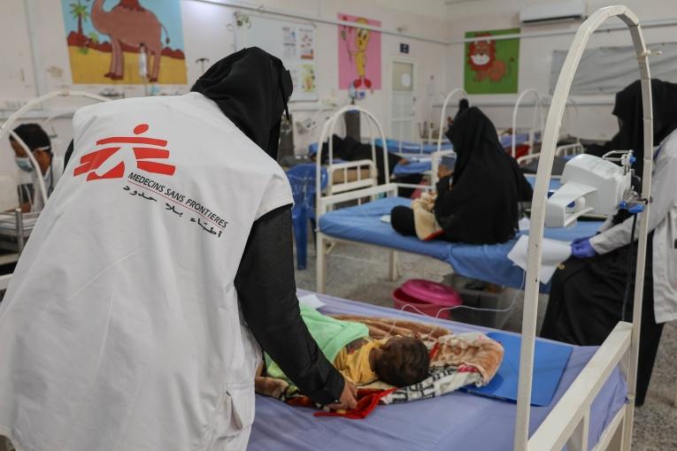 Une infirmière au chevet d'Ali Amin, un garçon de 6 mois, à l'ITFC de l'Hôpital Général d'Abs soutenu par MSF, le mercredi 4 mars 2025. © Majdi Al Adani/MSF