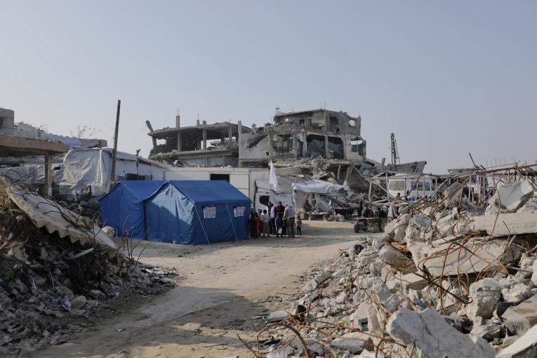 Les équipes de la clinique mobile MSF fournissent des soins de santé primaires dans le centre de la ville de Jabalya, au nord de la bande de Gaza, en Palestine.