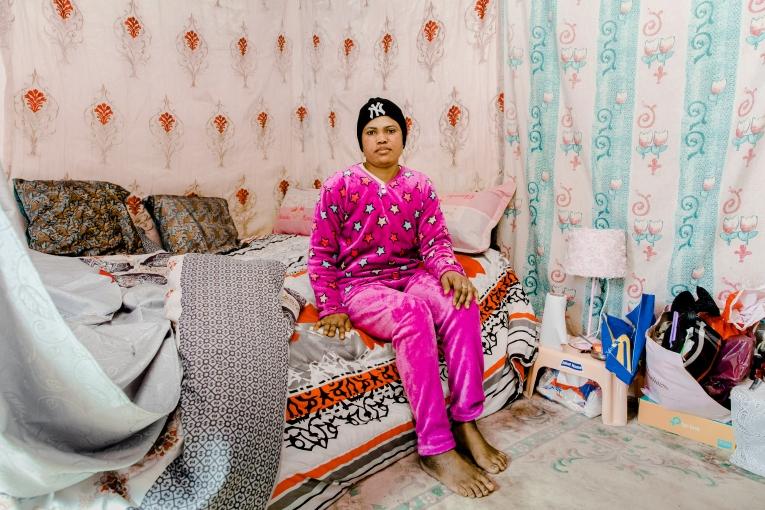 Béatrice, 29 ans, ancienne travailleuse domestique, dans la maison qu'elle partage avec trois autres femmes migrantes dans la banlieue sud de Beyrouth, au Liban. Il y a quatre mois, elle s'est cassé les deux chevilles en essayant de se sauver d'une frappe aérienne israélienne à côté de la maison dans laquelle elle était enfermée. Février 2025 