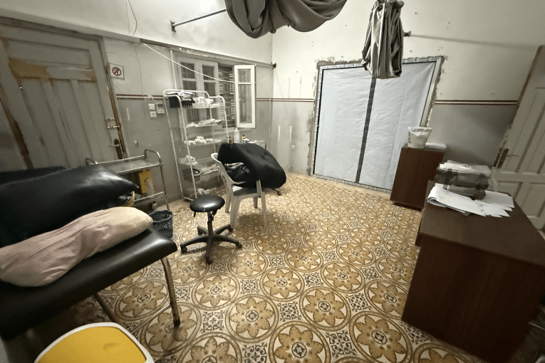 La salle des soins de la clinique MSF de la ville de Gaza, vide après la suspension des activités de MSF en raison de l'offensive militaire israélienne. Ville de Gaza, Gaza, septembre 2025.