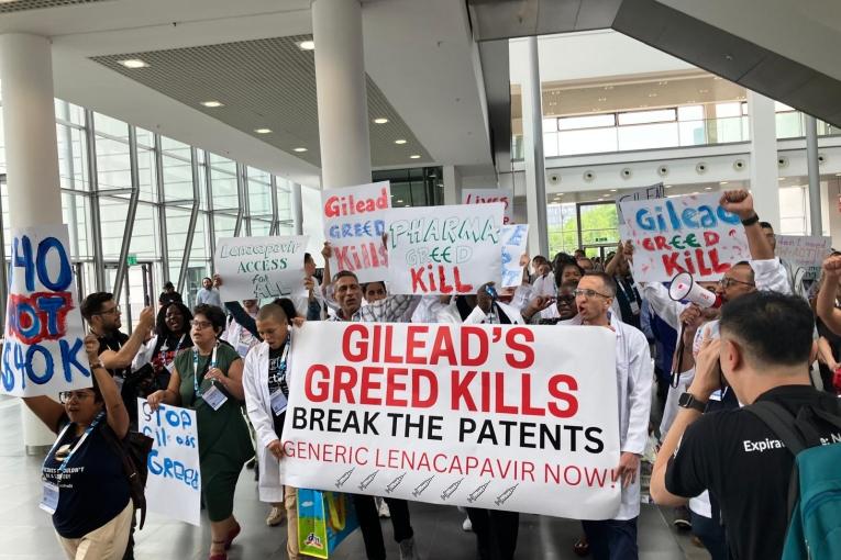 Lutte contre le VIH : MSF appelle le laboratoire pharmaceutique Gilead à lever les restrictions sur un médicament clé  