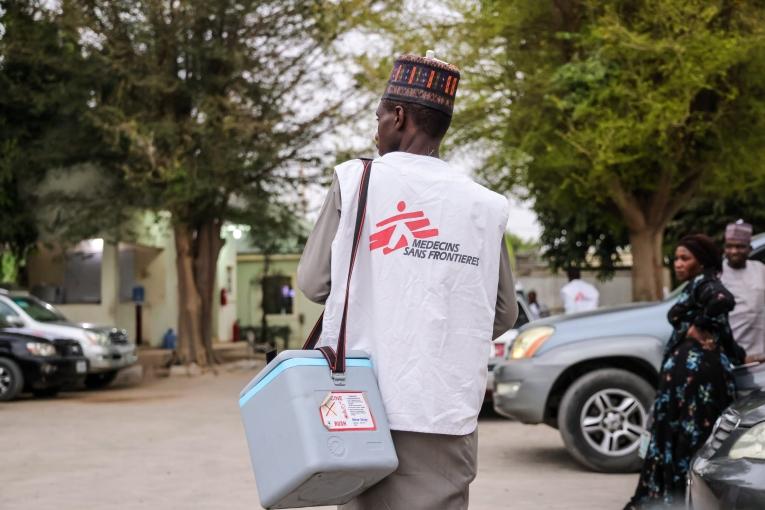 Un agent de vaccination de MSF porte une glacière contenant des vaccins, lors d'une campagne de vaccination contre la diphtérie à Maiduguri, État de Borno, février 2026.Un agent de vaccination de MSF porte une glacière contenant des vaccins, lors d'une campagne de vaccination contre la diphtérie à Maiduguri, État de Borno, février 2026.