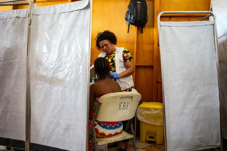 Une médecin soigne un patiente en Ukraine