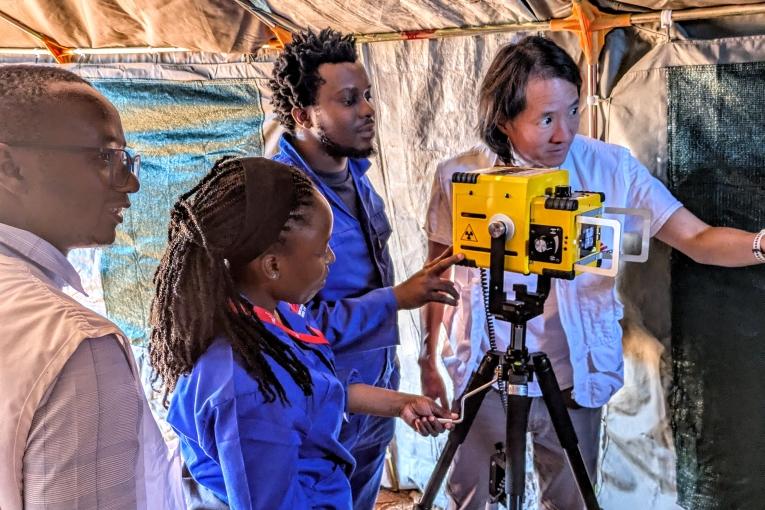 Les équipes de MSF utilisent l'appareil de radiographie portable, Zimbabwe, 2026.