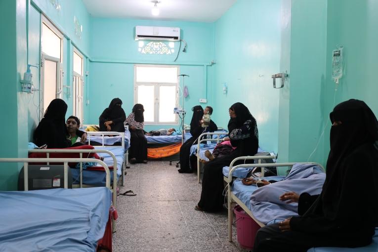 Des mères et leurs enfants sont allongés et reçoivent des soins pour leurs enfants dans le service de pédiatrie de l'hôpital général d'Abs, soutenu par MSF.