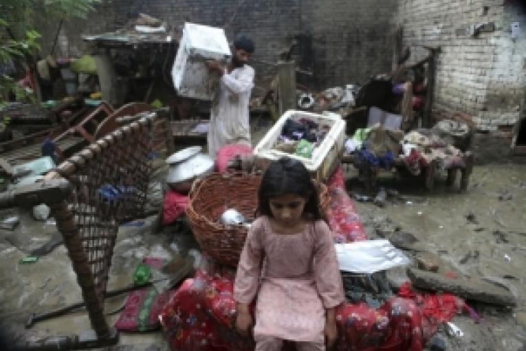 A peine voilés sous la surface des pires inondations que le Pakistan ait connu de mémoire d\'homme les enjeux géopolitiques ont modelé à la fois la justification d\'une assistance publique de la part des pays occidentaux et la façon de la répartir