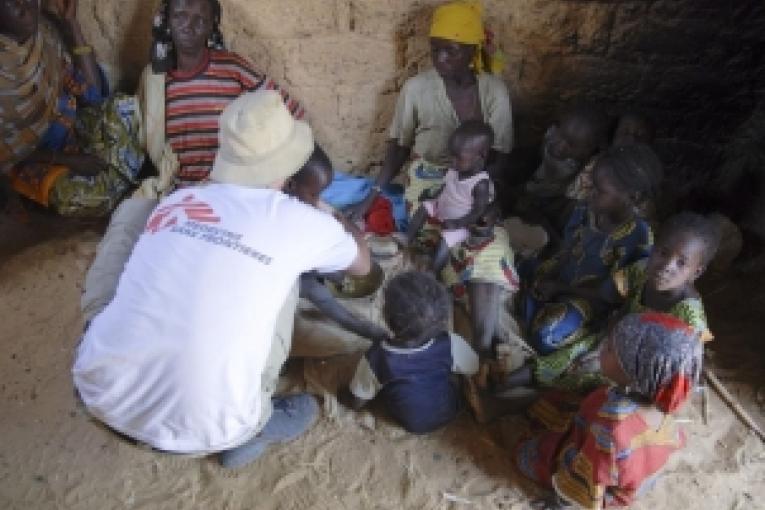 Le docteur Simon se rend dans les villages en zone rurale pour voir s'il n'y a pas des malades sans soins