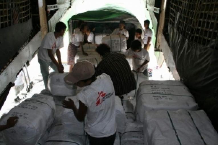L'aide est acheminée par avion puis par camion et enfin par bateau