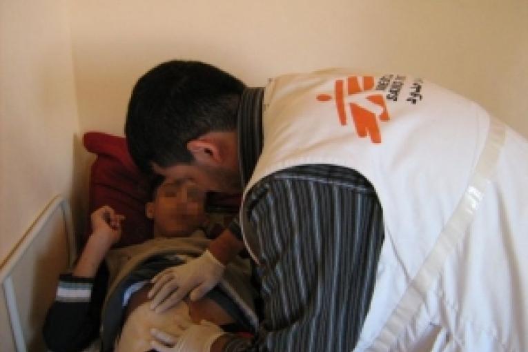 Nahel reçoit des soins.