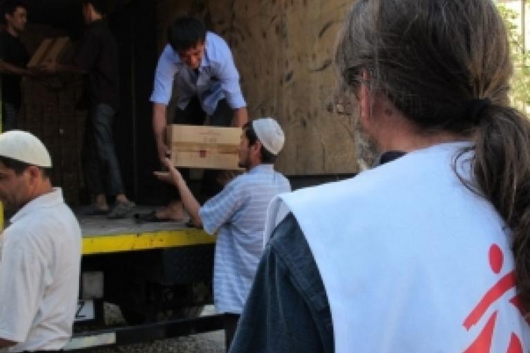 Une distribution à Osh  Juin 2010