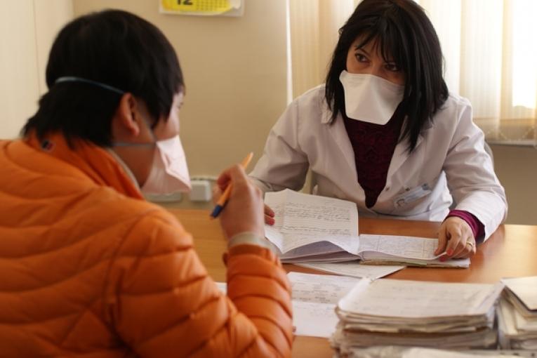Les médecins de MSF et du ministère de la Santé discutant de cas de patients atteints de tuberculose multi résistante en Arménie  Mars 2012.