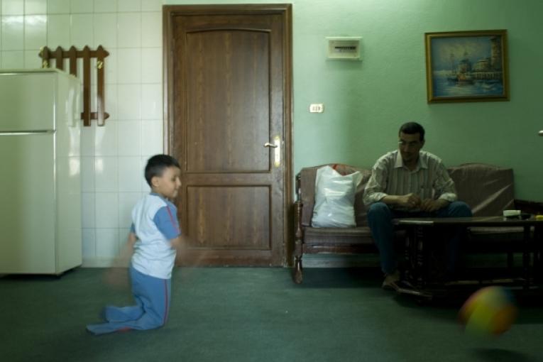 "C'était une bombe sur la route. Waël était dans la voiture de son oncle. Il allait rendre visite à ses grands parents avec sa mère et sa tante. Ils ont une maison dans un village à une quarantaine de kilomètres de chez nous. La bombe a explosé so