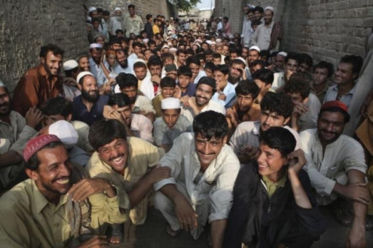 \"Aujourd\'hui à ce point de distribution la population cible est de 585 familles...
 Ton Koene