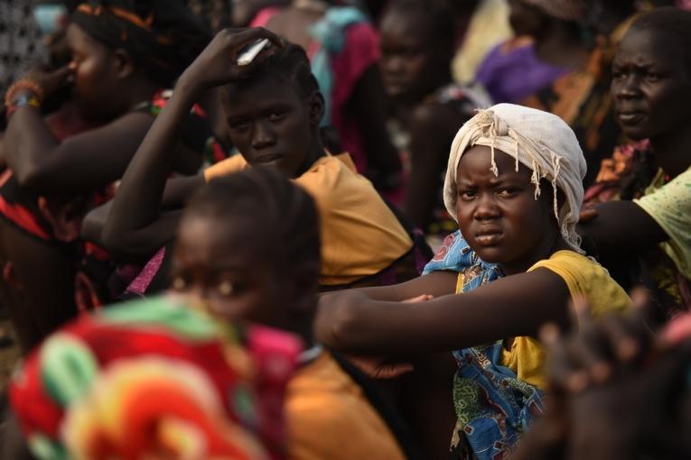 Des femmes attendant la distribution alimentaire dans le camp de Bentiu.
