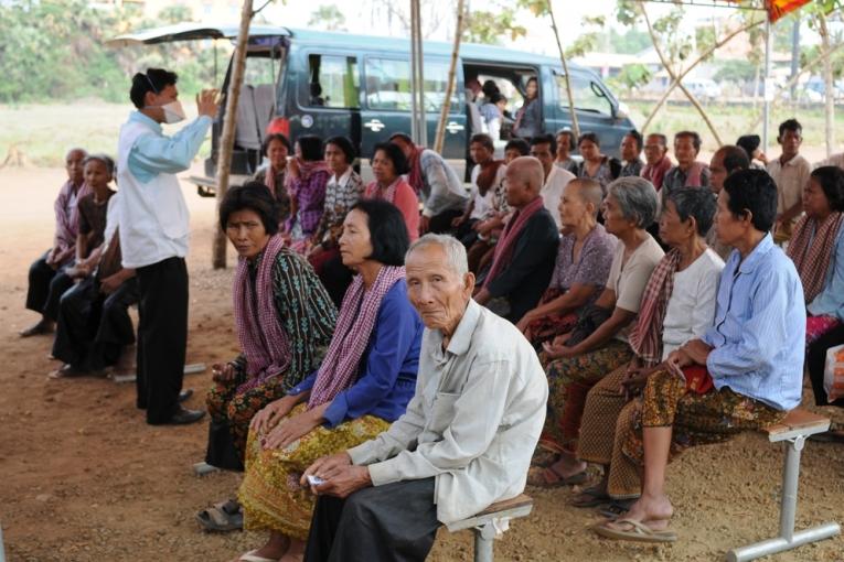 MSF se déplace dans les villages pour expliquer en quoi consiste le processus de Recherche active aux villageois et détecter des cas de tuberculose de manière plus précoce que par le biais du système de santé existant.