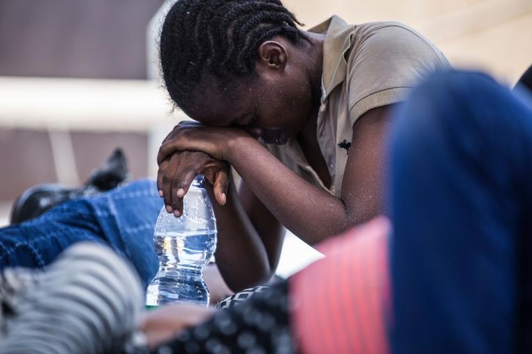 Une migrante reccueillie par le navire Dignity I en août 2015.