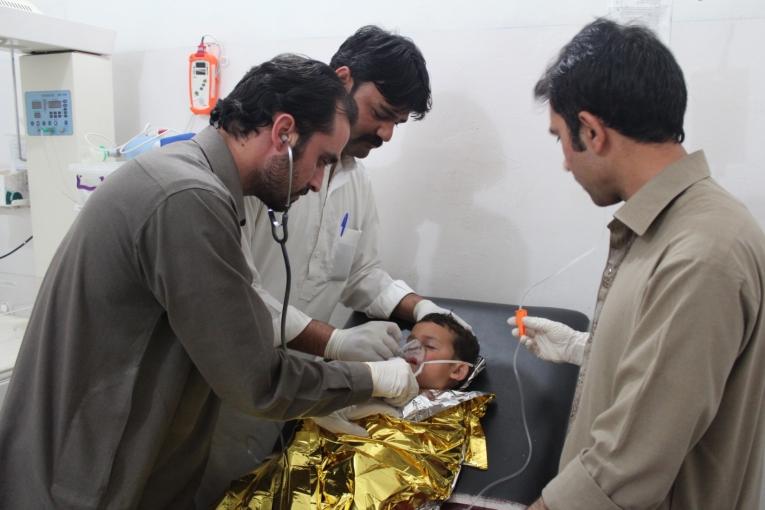 Un enfant recevant des soins d'urgence à l'hôpital de Sadda  Kurram Agency Pakistan MSF