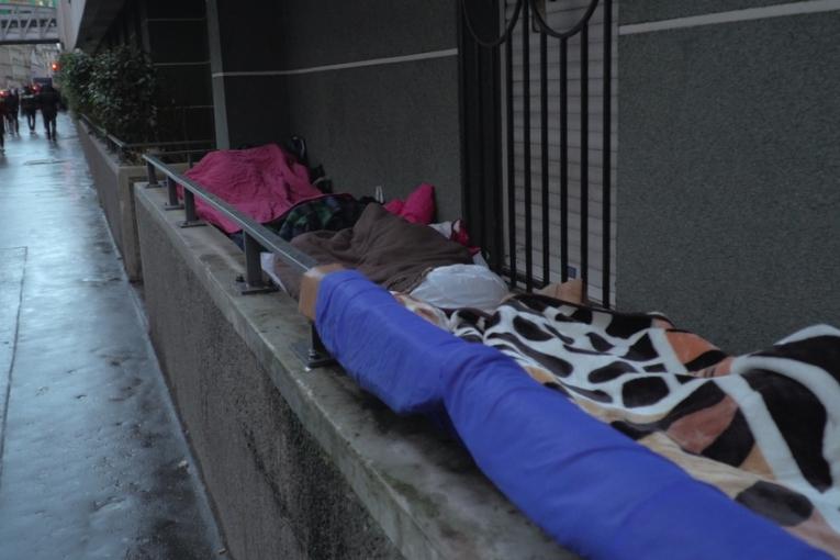 Des migrants dormant dans la rue près de la Halle Pajol à Paris. Armelle Loiseau/MSF 2017