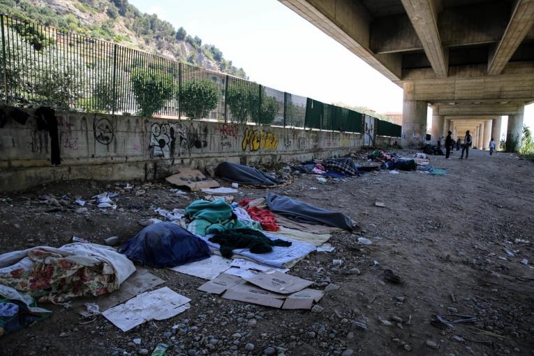 Des Soudanais Somaliens Ethiopiens vivent dans des conditions intolérables sous le pont de Vintimille en attendant de pousser rejoindre la France.