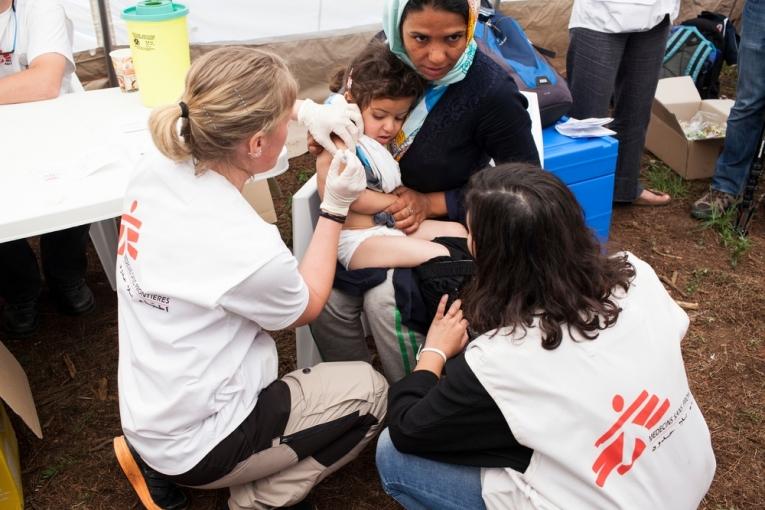 Une campagne de vaccination menée par MSF dnas le camp d'Idomeni dans le nord de la Grèce en mai dernier. Rocco Rorandelli/TerraProject