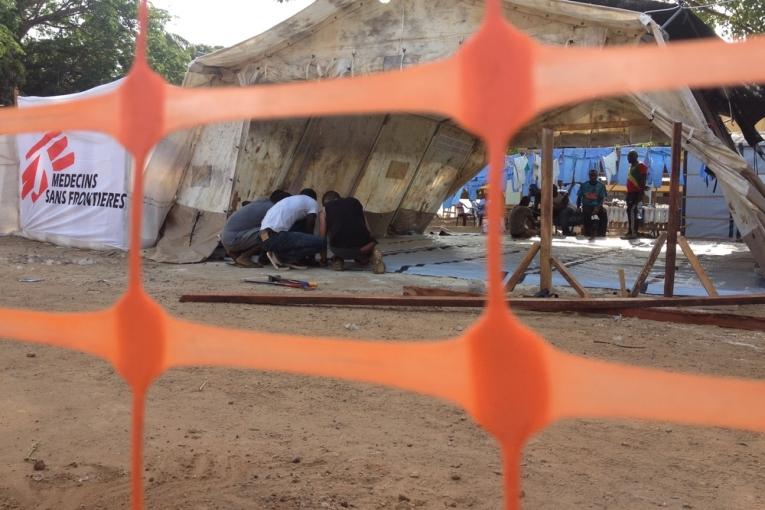 L'équipe MSF lors de l'agrandissement du centre de traitement de l'Ebola dans l'hôpital Donkade Conakry en Guinée le 6 avril 2014.