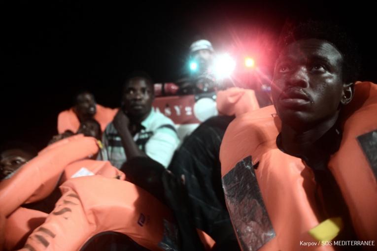 Opération de recherche et de sauvetage en Méditerranée à bord de l'Aquarius le 9 juin 2018. Le sauvetage de 2 bateaux pneumatiques est devenu critique lorsque l'un deux s'est déchiré, laissant 40 personnes à l'eau en pleine nuit.