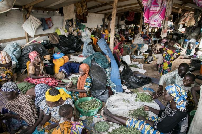 Personnes déplacées dans le camp de transit de Pulka, dans le nord-est du Nigeria. Ces abris devaient être temporaires, mais certaines personnes y habitent depuis des mois. Nigeria. 2018.