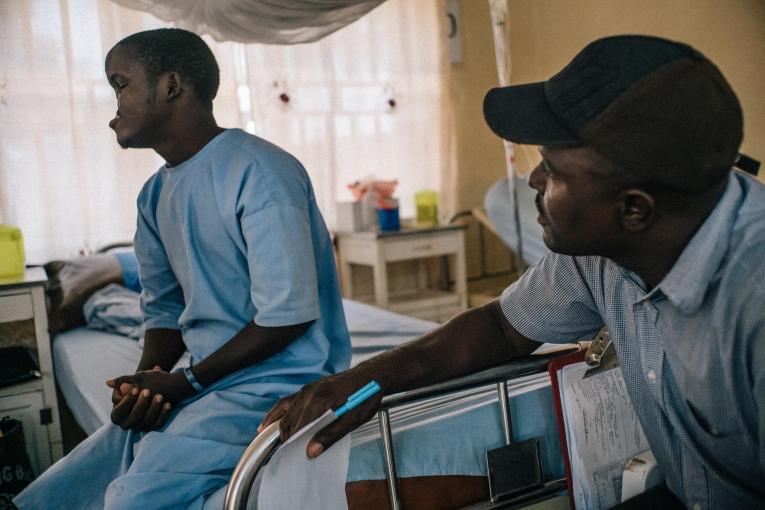 Bilya a 20 ans et il habite un petit village à proximité de la frontière avec le Niger. Il discute avec un infirmier MSF la veille de sa première opération chirurgicale. Nigeria. 2016.
