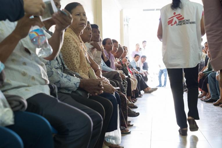 Des personnes attendent dans la clinique MSF de Phnom Penh spécialisée dans la prise en charge de l'hépatite C. 2017. Cambodge.