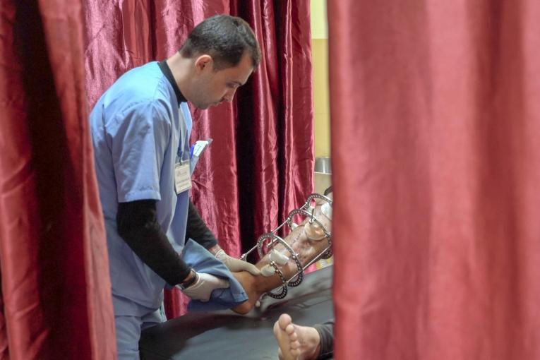 Nos équipes travaillent avec d'autres prestataires de santé afin de soigner les milliers de personnes blessées par balle par l'armée israélienne pendant les manifestations près de la barrière de sécurité séparant Israël de l'enclave. Les blessures sont complexes et graves, et nécessitent des traitements longs et variés. Aujourd'hui, les capacités pour réaliser des chirurgies reconstructives et soigner les infections sont insuffisantes, laissant des centaines de patients dans le besoin.  ©Simon Rolin