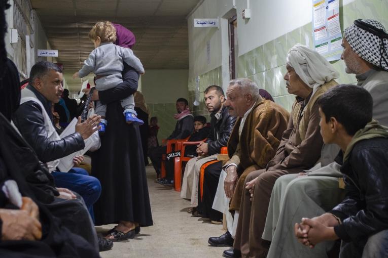 Un travailleur de santé MSF conduit une session d'information sur les maladies non transmissibles dans la salle d'attente du centre de santé d'Hawija. 2019. Irak.