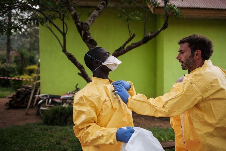 Un spécialiste MSF, explique comment revêtir un équipement personnel de protection de façon à être protégé du virus Ebola. 2018. République démocratique du Congo.