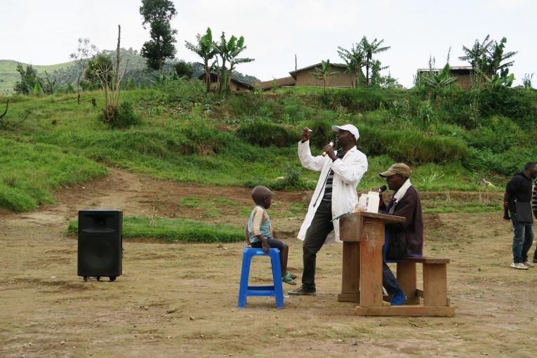 Des membres d'une troupe locale jouent une pièce de théâtre pour informer les populations sur la prévention et les soins relatifs aux maladies infectieuses. 2019. République démocratique du Congo.