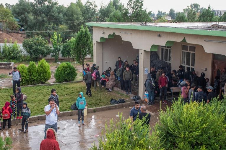 A Khale, des réfugiés arrivant du Nord-Est de la Syrie attendent d'être appelés pour prendre les bus qui les emmèneront dans le camp de Bardarash.