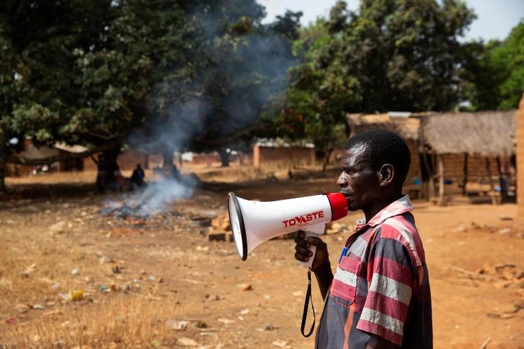 Un travailleur communautaire MSF annonce l'heure et le lieu d'une vaccination. République centrafricaine. 2020.