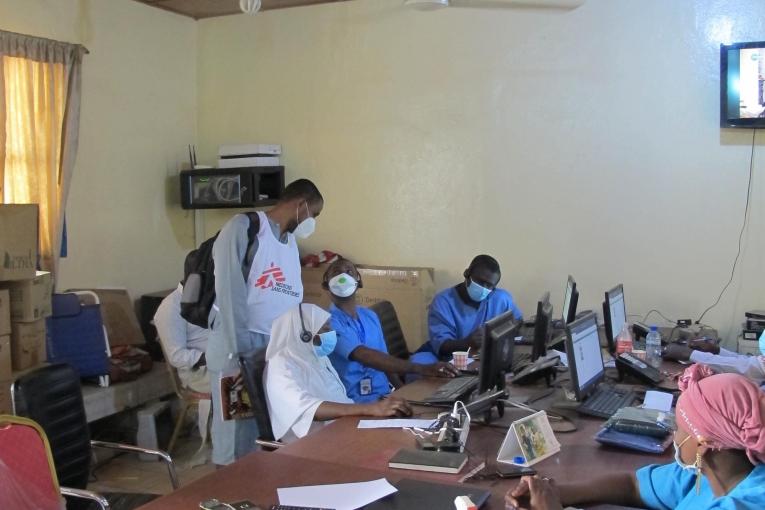 MSF soutient les équipes du ministère de la Santé Publique dans le centre d'appel du SAMU. Niamey. 2020.