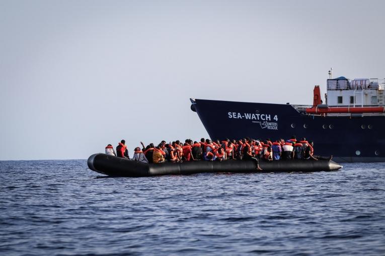 Opération de sauvetage en Méditerranée le 23 août 2020. 97 personnes ont embarqué à bord du Sea-Watch 4.