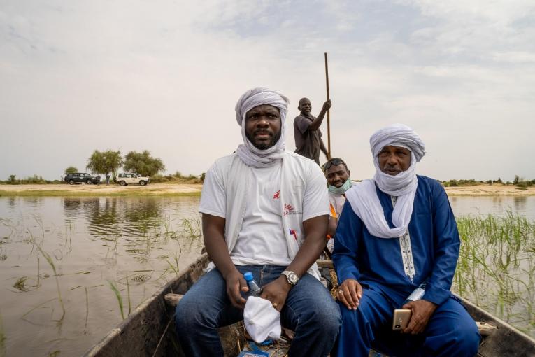 MeUne équipe mobile MSF se rend en pirogue à Arnassaye dans le cadre d'une campagne de vaccination contre la rougeole.