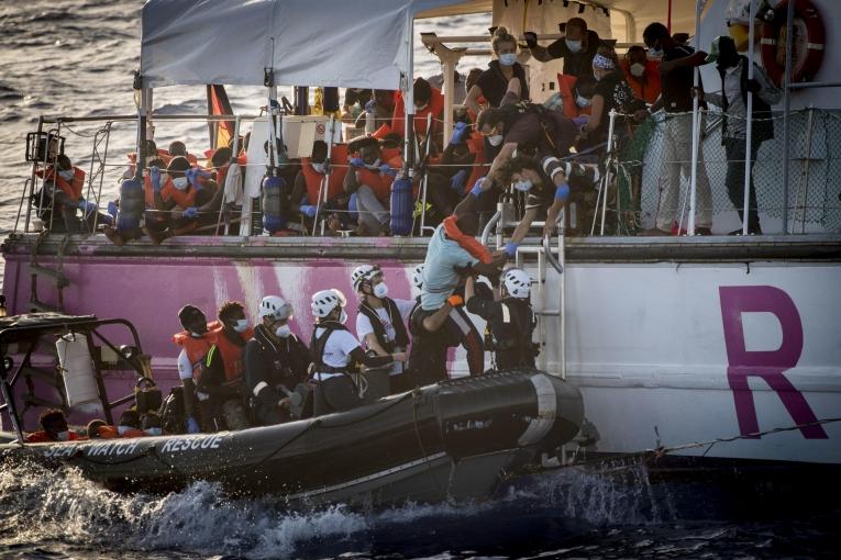 Transbordement des passagers du Louise Michel sur le Sea Watch 4