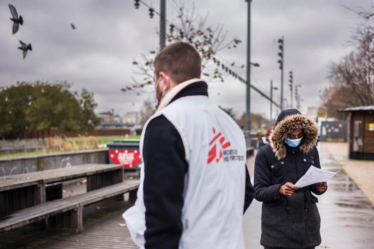 Un membre des équipes MSF lors d'une clinique mobile organisée à Paris en janvier 2021.