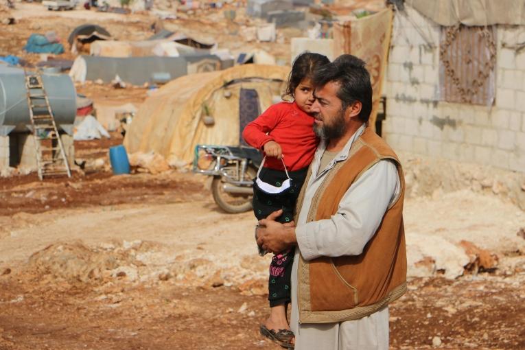 Chahine Ziadeh a fui sa ville natale en 2016 en raison de bombardements massifs. Depuis, il a vécu dans divers camps de la région avant de s'installer, il y a deux ans, dans le camp de Fan Al-Shemali, dans le gouvernorat d'Idlib.