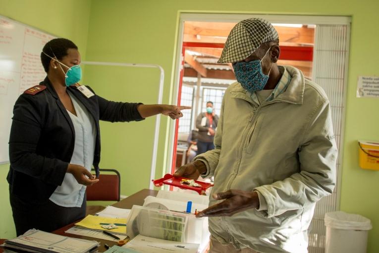 Un patient atteint de tuberculose multirésistante se rend à la clinique locale de Kuyasa, soutenue par MSF (Khayelitsha, Afrique du Sud) afin d'être suivi et de recevoir un traitement.