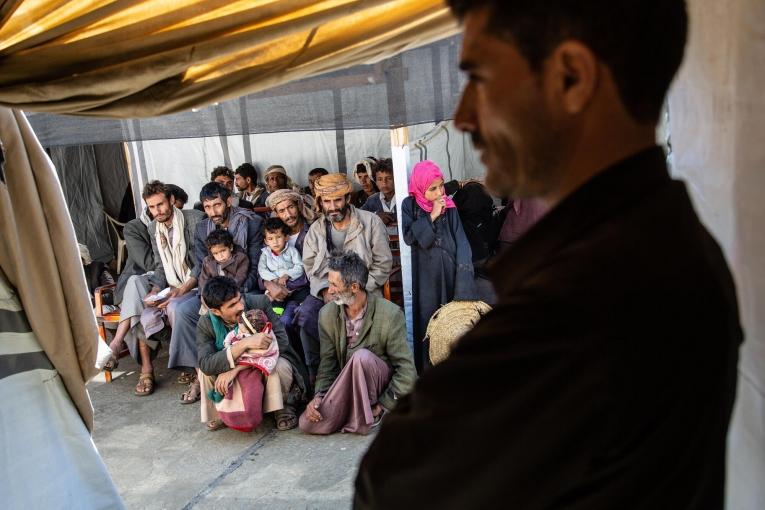 Des personnes attendent devant la zone de triage de l'hôpital MSF d'Haydan. Yémen. 2019. 