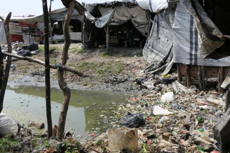 Un dépotoir dans une rue du camp de Bentiu.
