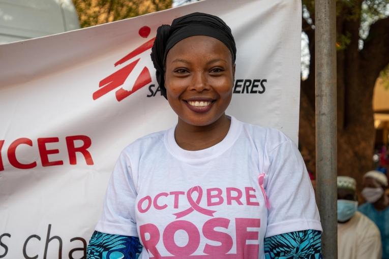 Portrait d'une bénévole de l'association JCI Universitaire, impliquée dans les activités de sensibilisation au dépistage du cancer du sein et du col de l'utérus