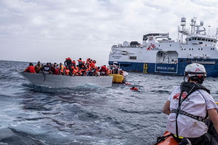 Après un appel de détresse reçu le mardi 16 novembre 2021 après midi, 99 personnes ont été secourues par le Geo Barents, à environ 30 milles nautiques des rives libyennes, après 13 heures de dérive en mer. Dix autres personnes ont été retrouvées mortes.